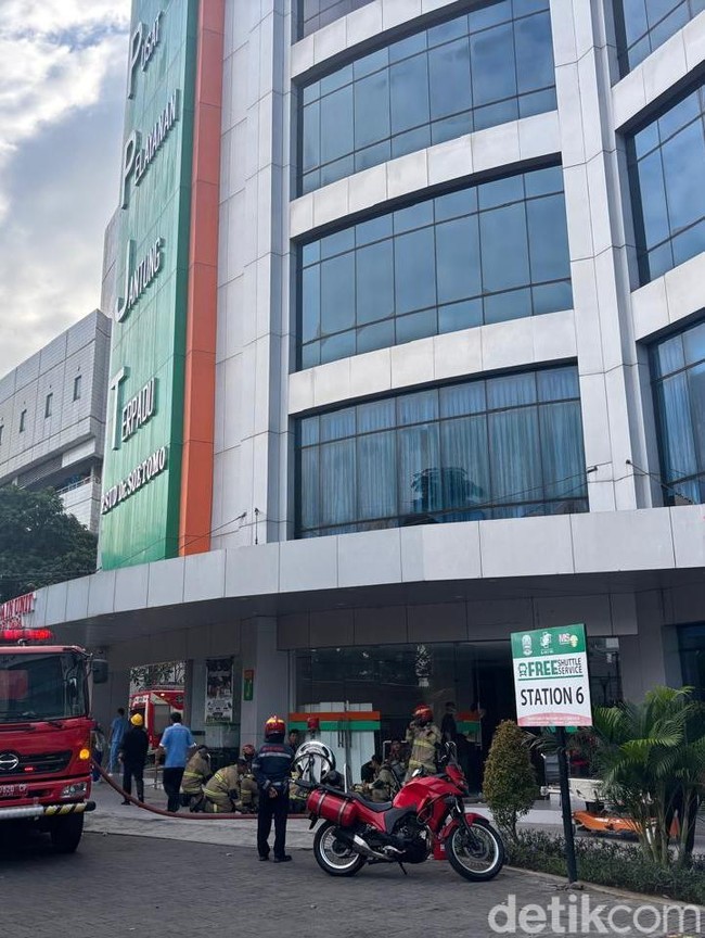 Situasi Terkini Kebakaran Gedung PPJT RSUD dr Soetomo Surabaya