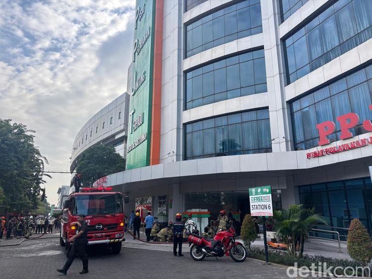 Situasi Terkini Kebakaran Gedung PPJT RSUD dr Soetomo Surabaya