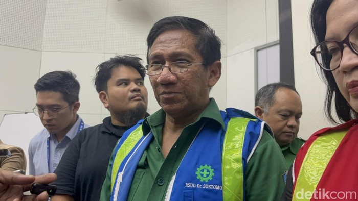 Prof. Dr. Ahmad Suryawan, dr., Sp.A(K) selaku Wakil Direktur Pelayanan Medik dan Keperawatan.