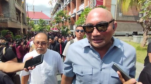 Ketua DPD Partai Gerindra Bali, De Gadjah, bersama eks Ketua BMI Buleleng, Ketut Putra Sedana, seusai mengikuti Kuliah Umum Ketua MPR RI Ahmad Muzani di Institut Mpu Kuturan (IMK) Singaraja, Jumat (15/5/2026). (Made Wijaya Kusuma/detikBali)