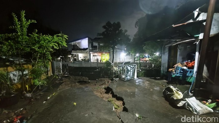 Kondisi jalan di tepi Sungai Silandak, Gang Sriyatno 02, RT 2 RW 4, Kelurahan Purwoyoso, Kecamatan Ngaliyan, Kota Semarang ambrol usai hujan deras, Jumat (15/5/2026).