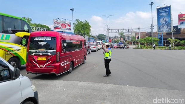 Kondisi Lalu lintas di Malang Arus kendaraan menuju Malang Raya meningkat selama libur panjang pekan ini. Gerbang Tol Singosari menjadi titik dengan volume kendaraan tertinggi menuju Kota Malang dan Batu.