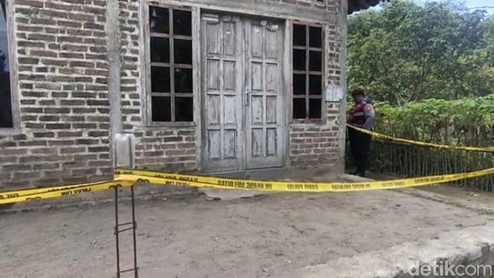 Suasana rumah lokasi penemuan mayat di Seyegan, Sleman, Jumat (15/5) siang.