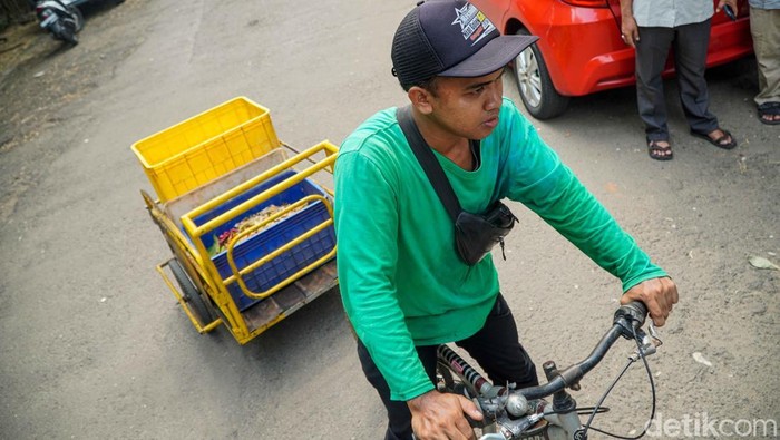 Warga melakukan pemilahan sampah di Taman Kompos RW 16 Perumahan Jatinegara Baru, Jakarta, Jumat (15/5/2026). Kegiatan pengelolaan sampah berbasis lingkungan itu digagas warga setempat untuk mendorong kebiasaan memilah sampah rumah tangga sejak dari sumbernya.