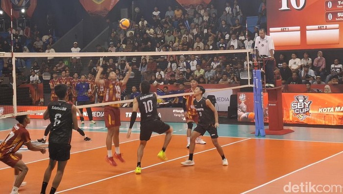 Laga antara Surabaya Samator vs Ganeksa Bhumikarta Gunungkidul di GOR Samapta, Magelang, Jumat (15/5/2026).