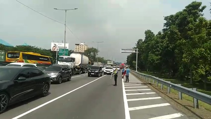Truk Terlibat Laka Lantas di Tol Waru-Perak, Arus Lalin Sempat Tersendat hingga Kini Kembali Normal