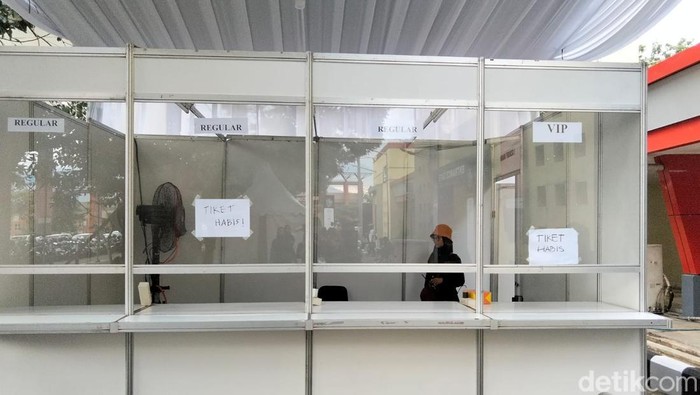 Lokasi penjualan tiket dipasang kertas putih bertuliskan tiket habis, Jumat (15/5/2026).
