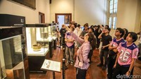 Sejumlah pengunjung menikmati suasana Museum Fatahillah di kawasan Kota Tua, Jakarta, Jumat (15/5/2026). Libur panjang memperingati Kenaikan Isa Al Masih dimanfaatkan warga untuk berwisata sekaligus menghabiskan waktu bersama keluarga dan kerabat.