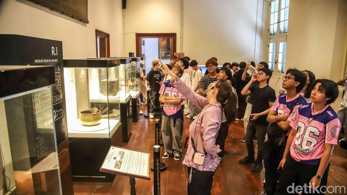 Sejumlah pengunjung menikmati suasana Museum Fatahillah di kawasan Kota Tua, Jakarta, Jumat (15/5/2026). Libur panjang memperingati Kenaikan Isa Al Masih dimanfaatkan warga untuk berwisata sekaligus menghabiskan waktu bersama keluarga dan kerabat.