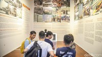 .Di dalam museum, wisatawan tampak mengamati koleksi benda bersejarah, diorama, hingga peninggalan masa kolonial yang tersimpan di berbagai ruangan. Suasana museum terlihat ramai namun tetap tertib dengan pengunjung yang silih berganti memasuki area pameran.