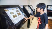 Selain wisata keluarga, kawasan Kota Tua juga dipenuhi anak muda yang memanfaatkan momentum libur panjang untuk berburu foto dan menikmati suasana klasik Jakarta tempo dulu. Beberapa pengunjung terlihat duduk santai di area halaman sambil menikmati pertunjukan musik jalanan.
