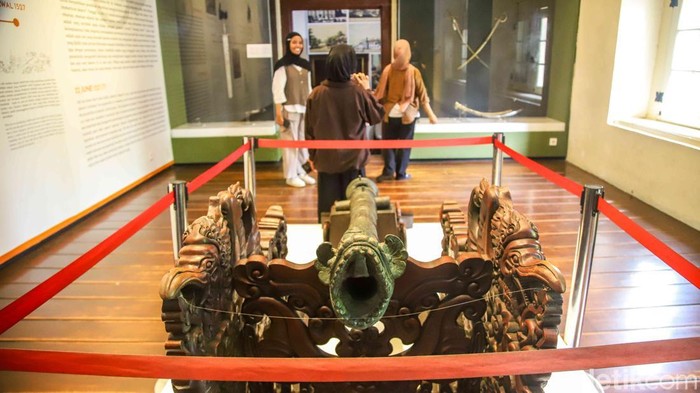 Sejumlah pengunjung menikmati suasana Museum Fatahillah di kawasan Kota Tua, Jakarta, Jumat (15/5/2026). Libur panjang memperingati Kenaikan Isa Al Masih dimanfaatkan warga untuk berwisata sekaligus menghabiskan waktu bersama keluarga dan kerabat.
