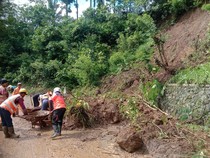 Jalur Malang-Lumajang Sempat Lumpuh Akibat Longsor di Ampelgading