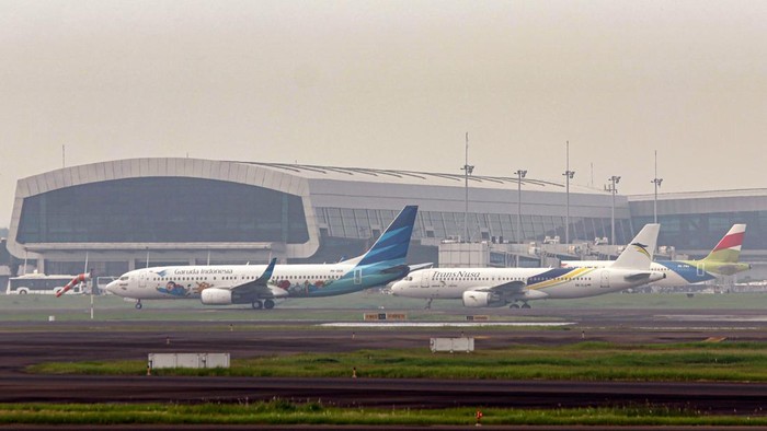 Dua pesawat maskapai dalam negeri melintas di Runway Utara atau Landasan Pacu 07L/25R Bandara Soekarno Hatta, Tangerang, Banten, Jumat (15/5/2026). Berdasarkan Keputusan Menhub (KM) Nomor KM 1041 Tahun 2026 tentang Besaran Biaya Tambahan (Surcharge) 