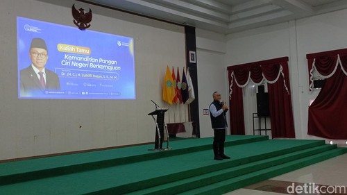 Menteri Koordinator Bidang Pangan Zulkifli Hasan (Zulhas) menyampaikan kuliah umum di STIKOM Uyelindo Kupang, Jumat (15/5/2026). (Foto: Simon Selly/detikBali)