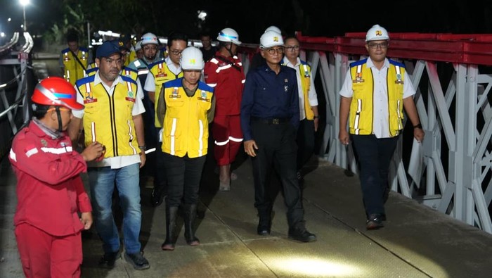 Menteri PU, Dody Hanggodo, saat meninjau pembangunan jembatan bailey di Desa Wlahar, Kecamatan Larangan, Kabupaten Brebes.