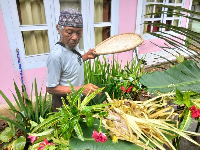 Motayok merupakan tradisi pengobatan yang dilakukan secara turun-temurun oleh masyarakat Bolaang Mongondow, Sulawesi Utara