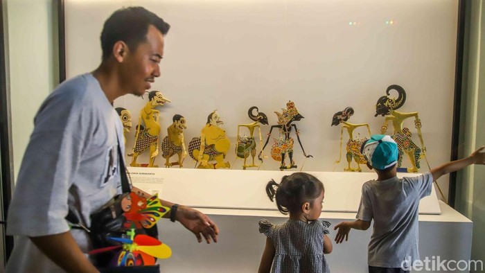 ejumlah pengunjung melihat koleksi wayang di Museum Wayang, kawasan Kota Tua, Jakarta, Jumat (15/5/2026). Libur panjang memperingati Kenaikan Isa Al Masih dimanfaatkan warga untuk mengunjungi destinasi wisata edukasi bersama keluarga.