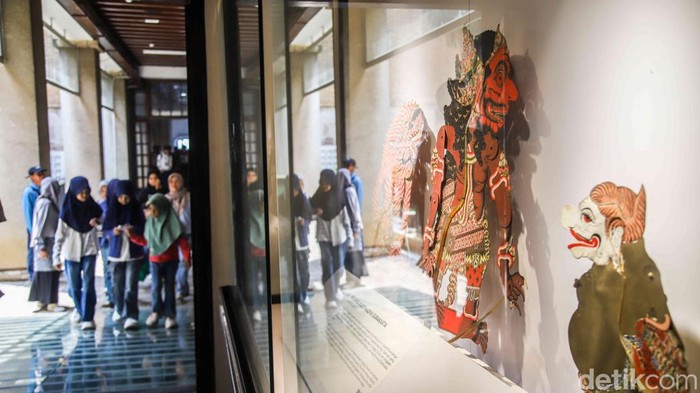 ejumlah pengunjung melihat koleksi wayang di Museum Wayang, kawasan Kota Tua, Jakarta, Jumat (15/5/2026). Libur panjang memperingati Kenaikan Isa Al Masih dimanfaatkan warga untuk mengunjungi destinasi wisata edukasi bersama keluarga.