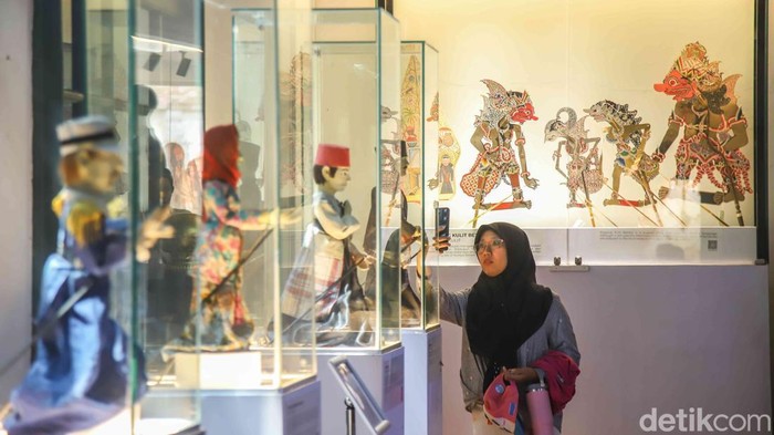 ejumlah pengunjung melihat koleksi wayang di Museum Wayang, kawasan Kota Tua, Jakarta, Jumat (15/5/2026). Libur panjang memperingati Kenaikan Isa Al Masih dimanfaatkan warga untuk mengunjungi destinasi wisata edukasi bersama keluarga.
