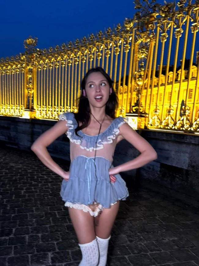 Gaun babydoll juga dikenakan Olivia dalam video musik terbarunya, ‘Drop Dead’. Meski menuai kritik, banyak penggemar membela Olivia. Mereka menilai gaun babydoll merupakan bagian dari referensi fashion era 1960-an dan 1990-an yang memang identik dengan siluet feminin, playful, dan sedikit grunge. Foto: Instagram/@oliviarodrigo