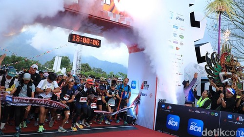Pelepasan peserta BCA Bali Trail Run Ultra di Batur Natural Hot Spring, Kintamani, Bangli, Bali, Jumat (15/5/2026). (Foto: Aryo Mahendro/detikBali)