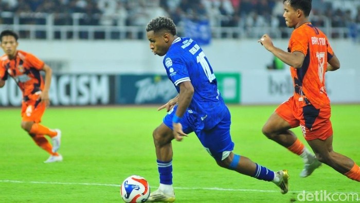 Pemain PSIS, Denilson Rodrigues (biru) dalam laga Championship 2025/2026.