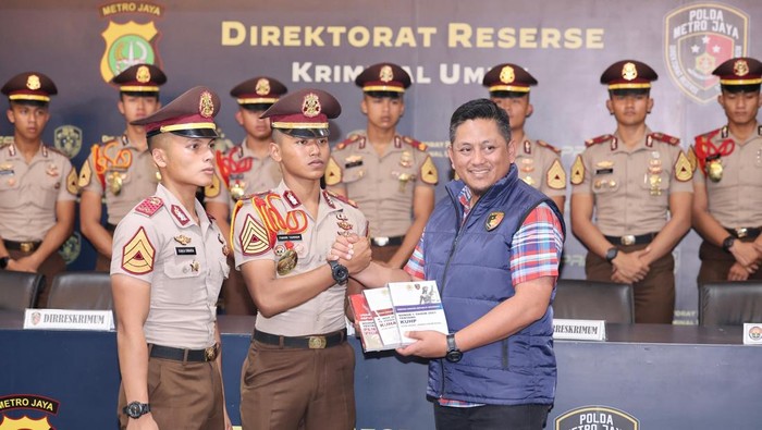 Penyerahan buku referensi hukum terbaru ke taruna Akpol (dok. Istimewa)