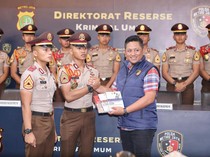 Perkuat Literasi, Polda Metro Serahkan Referensi Hukum Terbaru ke Taruna Akpol