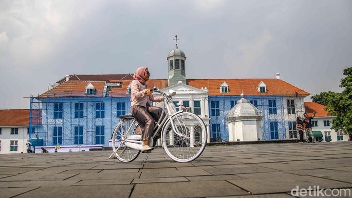 Sejumlah pekerja melakukan perbaikan pada bagian atap bangunan Museum Fatahillah di kawasan Kota Tua, Jakarta, Jumat (15/5/2026). Perbaikan dilakukan pada sejumlah bagian genteng yang mengalami kerusakan guna menjaga kondisi bangunan cagar budaya tersebut tetap aman dan terawat.