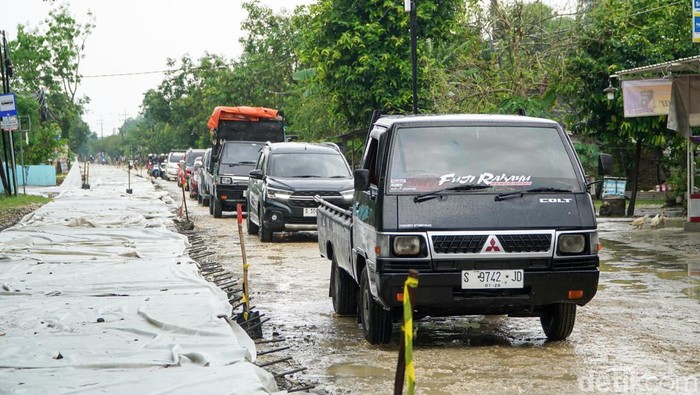 Perbaikan salah satu ruas jalan di Lamongan.