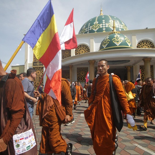 Biksu Walk For Peace Singgah di Masjid, Bawa Pesan Toleransi Menuju Waisak