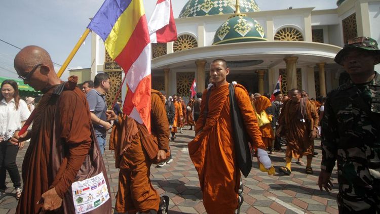 Biksu Walk For Peace Singgah di Masjid, Bawa Pesan Toleransi Menuju Waisak
