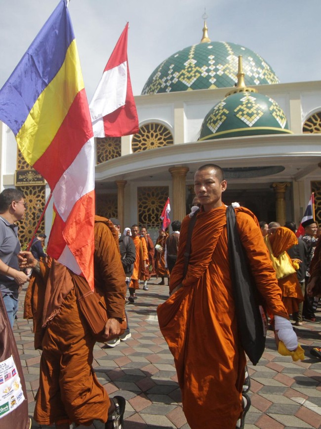 Biksu Walk For Peace Singgah di Masjid, Bawa Pesan Toleransi Menuju Waisak