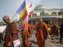 Biksu Walk For Peace Singgah di Masjid, Bawa Pesan Toleransi Menuju Waisak