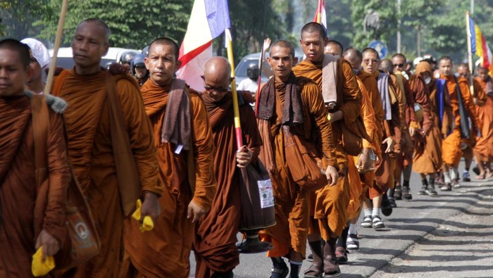 Sejumlah Bhikkhu singgah di masjid untuk istirahat sebelum melakukan perjalanan kembali ke Surabaya dalam rangka Walk For Peace 2026 di Sidoarjo, Jawa Timur, Kamis (14/5/2026). Sebanyak 56 Bihkkhu yang berasal dari Indonesia, Malaysia, Thailand dan Laos tersebut melakukan perjalanan suci dari Bali menuju Candi Borobudur sepanjang 660 km dengan membawa pesan toleransi, kedamaian universal dan harmoni sosial dalam rangka menyambut Hari Raya Waisak 2560 BE pada 31 Mei 2026. ANTARA FOTO/Umarul Faruq/bar