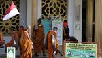 Biksu Walk For Peace Singgah di Masjid, Bawa Pesan Toleransi Menuju Waisak