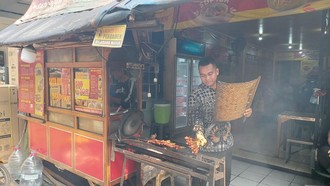 Perjuangan Haidir 13 Tahun Jualan Sate dari Trotoar ke Ruko di Mayestik