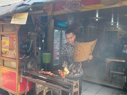 Perjuangan Haidir 13 Tahun Jualan Sate dari Trotoar, Kini Pindah ke Ruko