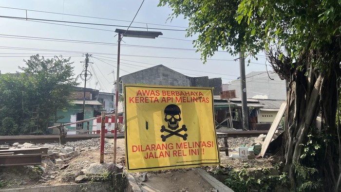 Perlintasan liar kereta api di kawasan Tebet, yang ditutup PT KAI.