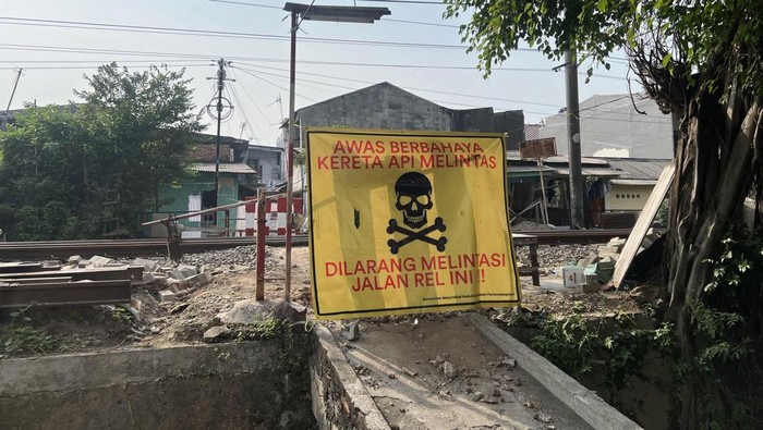 Perlintasan liar rel KA di Tebet, Jaksel, ditutup (Adhfar/detikcom)