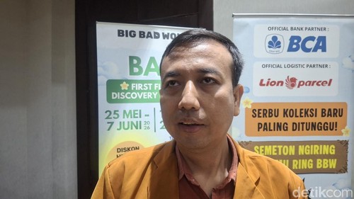 Praktisi hipnoterapi di Bali I Made Sumerta seusai konferensi pers pameran buku internasional Big Bad Wolf (BBW) Bali di Kuta, Badung, Jumat (15/5/2026). (Foto: Fabiola Dianira/detikBali)
