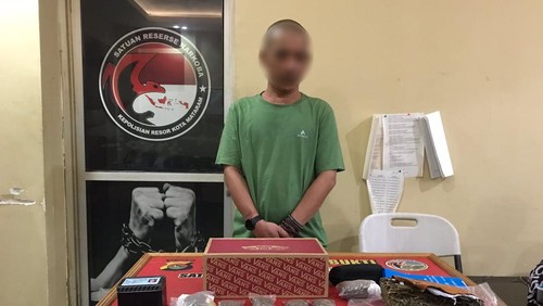Pria inisial RS dan barang bukti narkoba jenis ganja diamankan di Satresnarkoba Polresta Mataram, Kamis (14/5/2026). (Dok: Polresta Mataram)