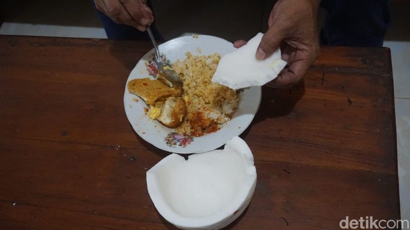 Ali Imron (54), pria pemakan kelapa di warga Desa Mojongapit, Kecamatan/Kabupaten Jombang