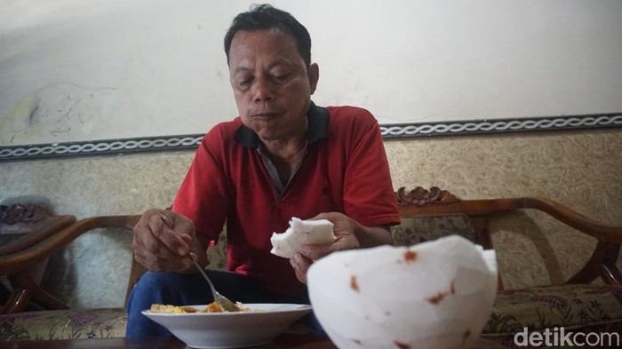 Ali Imron (54), pria pemakan kelapa di warga Desa Mojongapit, Kecamatan/Kabupaten Jombang
