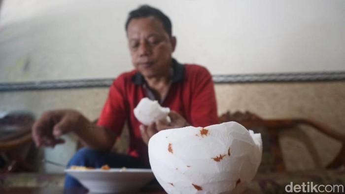 Ali Imron (54), pria pemakan kelapa di warga Desa Mojongapit, Kecamatan/Kabupaten Jombang