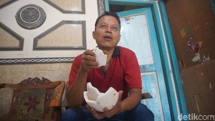 Ali Imron (54), pria pemakan kelapa di warga Desa Mojongapit, Kecamatan/Kabupaten Jombang
