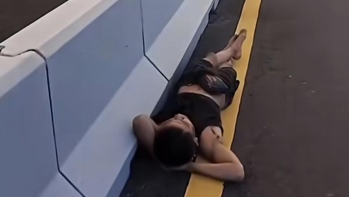 Pria yang ditemukan tertidur pulas di jalur khusus kendaraan roda dua Tol Bali Mandara pada Jumat (15/5/2026) pagi. (dok. Tangkapan layar akun Instagram sesetanpost)