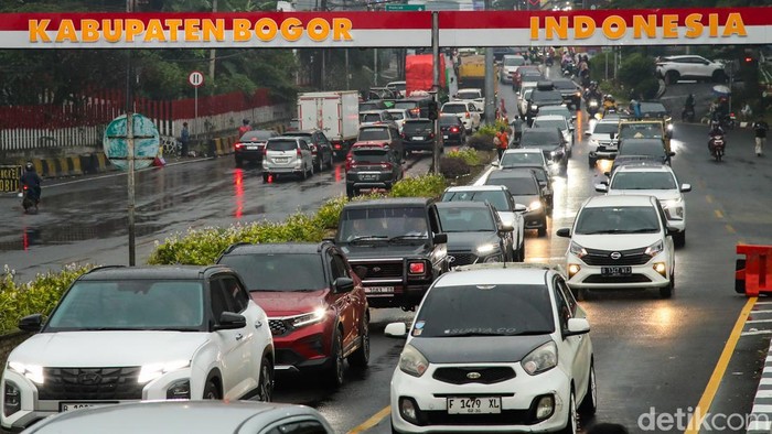 Puluhan Ribu Kendaraan Padati Jalur Puncak Saat Hari Kedua Libur Panjang Sejumlah kendaraan melintas di jalur wisata Puncak di Simpang Gadog, Bogor, Jawa Barat, Jumat (15/5/2026). Arus kendaraan dari Gerbang Tol Ciawi menuju kawasan wisata Puncak tercatat mencapai 29 ribu kendaraan. Kepadatan lalu lintas masih terpantau di sejumlah titik, terutama di kawasan wisata.