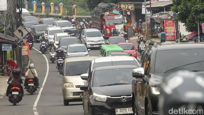 Puluhan Ribu Kendaraan Padati Jalur Puncak Saat Hari Kedua Libur Panjang Sejumlah kendaraan melintas di jalur wisata Puncak di Simpang Gadog, Bogor, Jawa Barat, Jumat (15/5/2026). Arus kendaraan dari Gerbang Tol Ciawi menuju kawasan wisata Puncak tercatat mencapai 29 ribu kendaraan. Kepadatan lalu lintas masih terpantau di sejumlah titik, terutama di kawasan wisata.